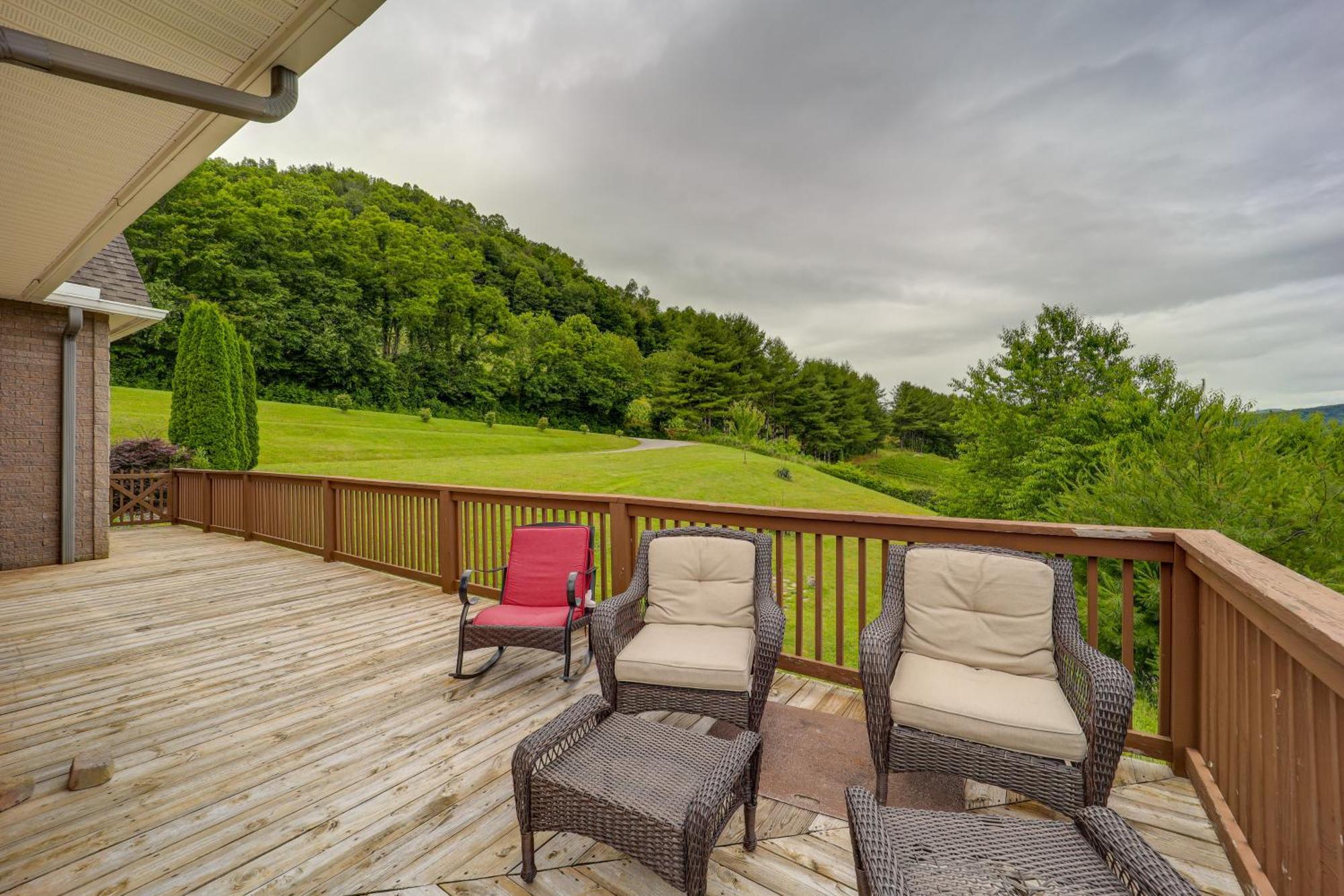 Classy Home With Hot Tub And Mt Jefferson Views! West Jefferson Εξωτερικό φωτογραφία